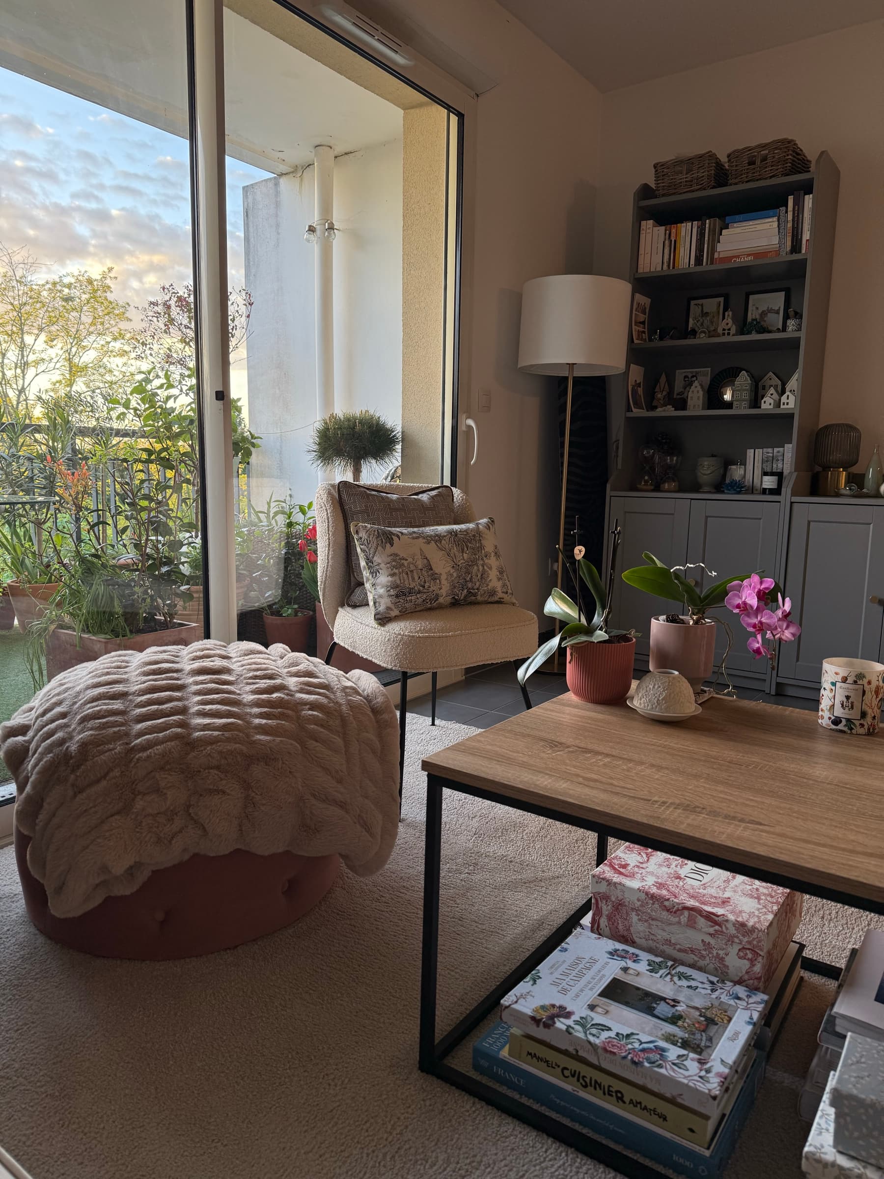 Chambre avec coin lecture et grande baie