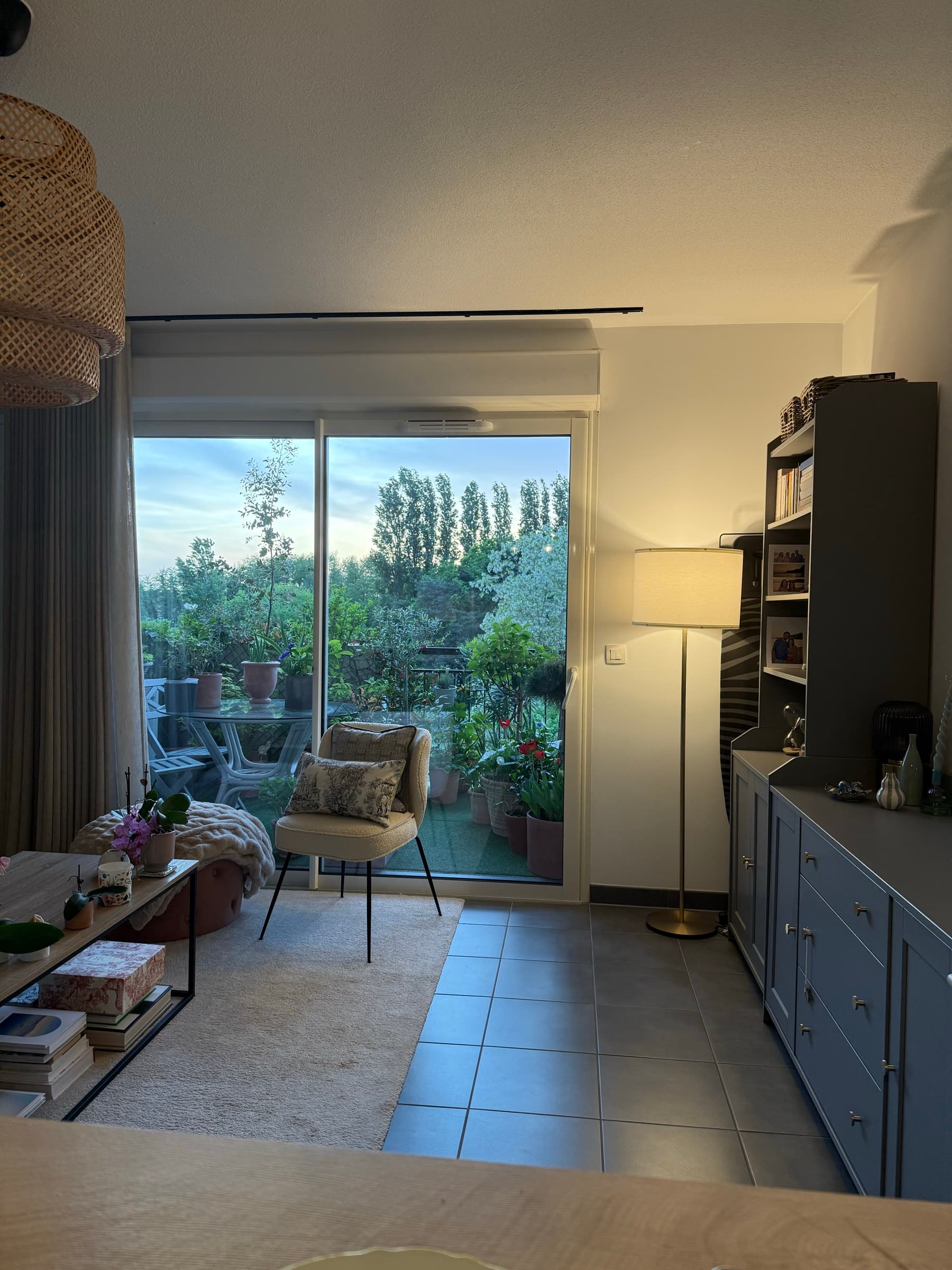 Chambre avec accès au balcon et split mural