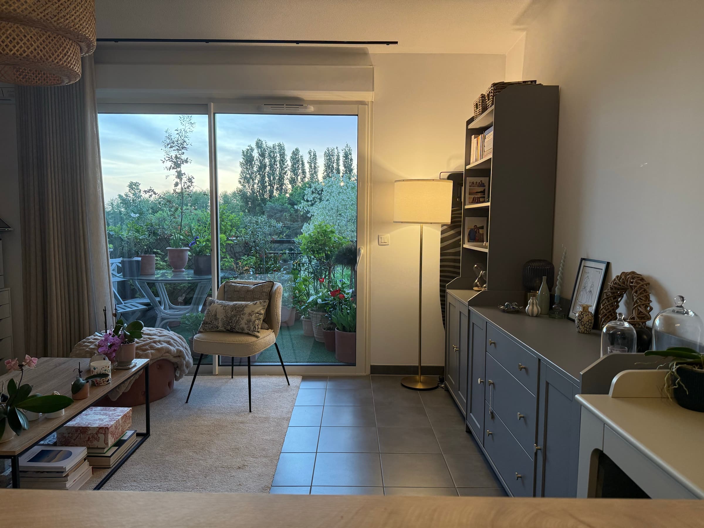 Séjour avec accès balcon en fin de journée