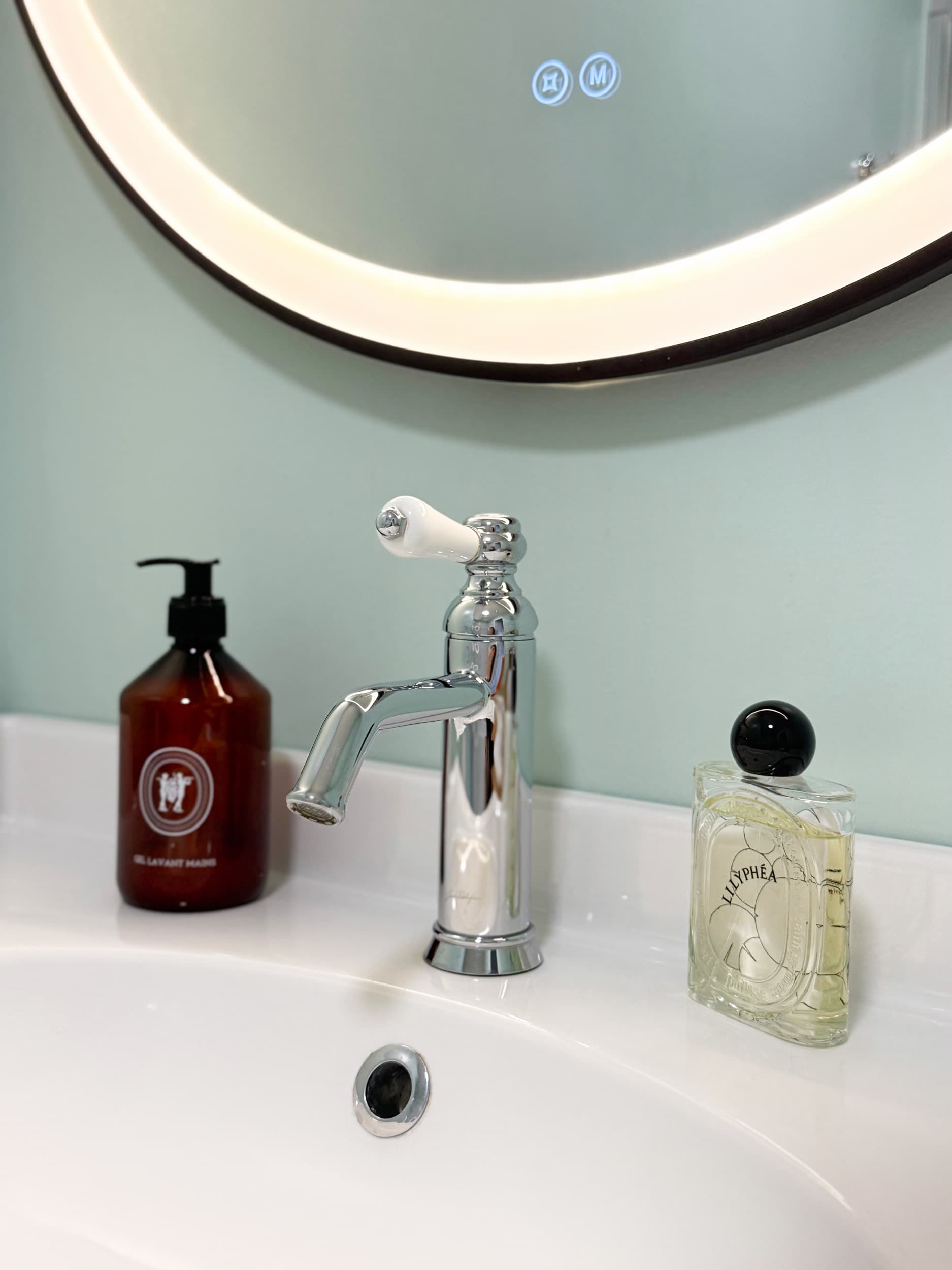 Robinetterie chromée à manette porcelaine et miroir rond