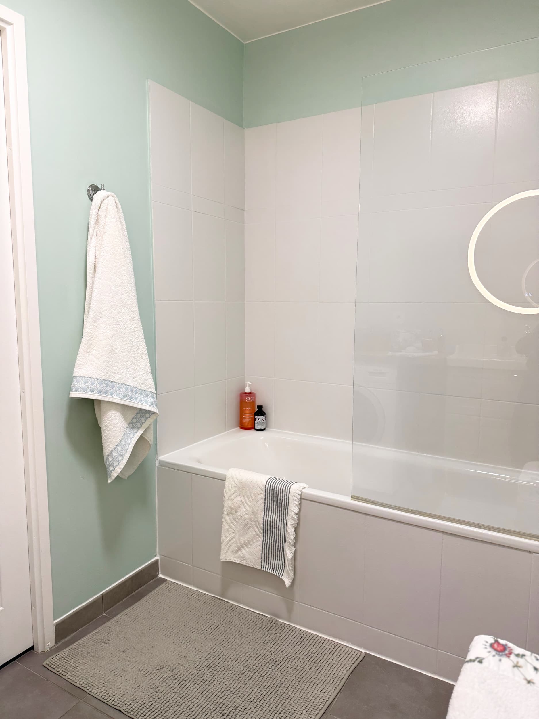 Coin baignoire et faïence blanche