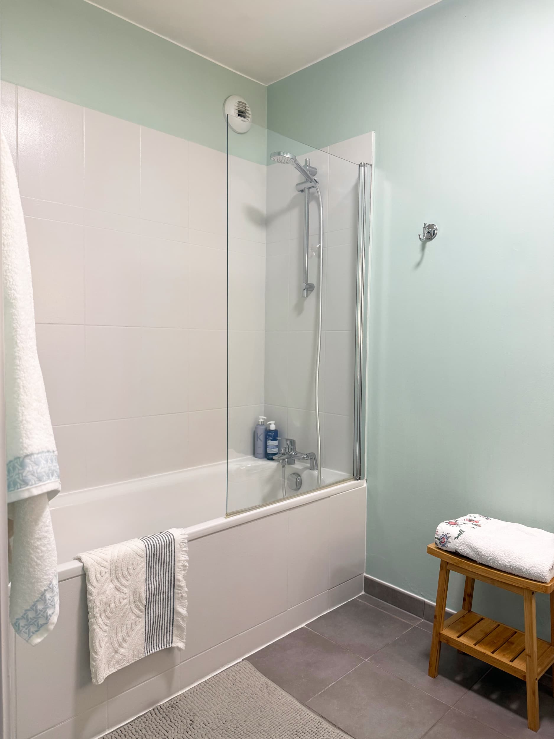 Baignoire avec pare-douche en verre