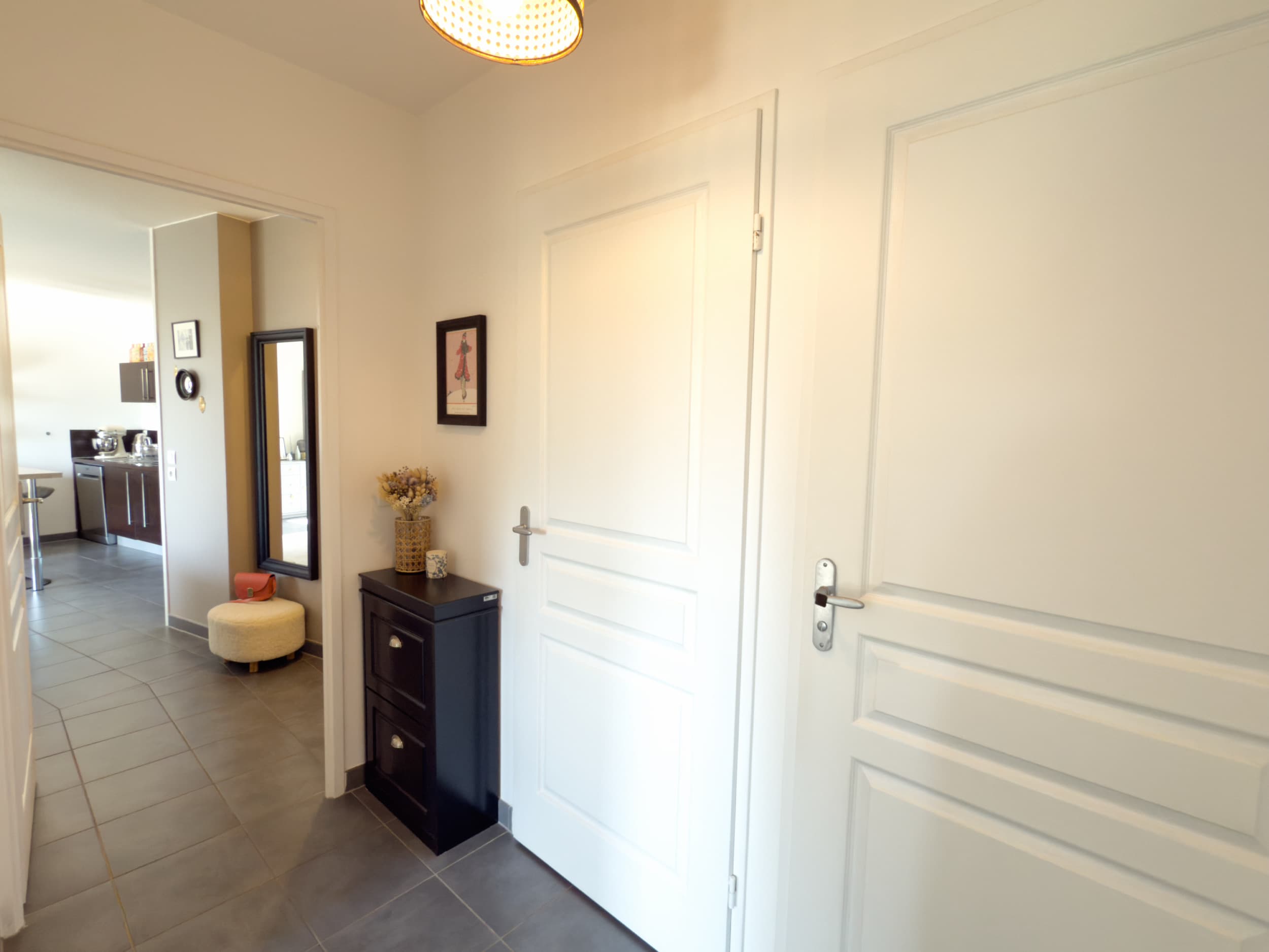Vue d'ensemble entrée — placards coulissants et accès séjour