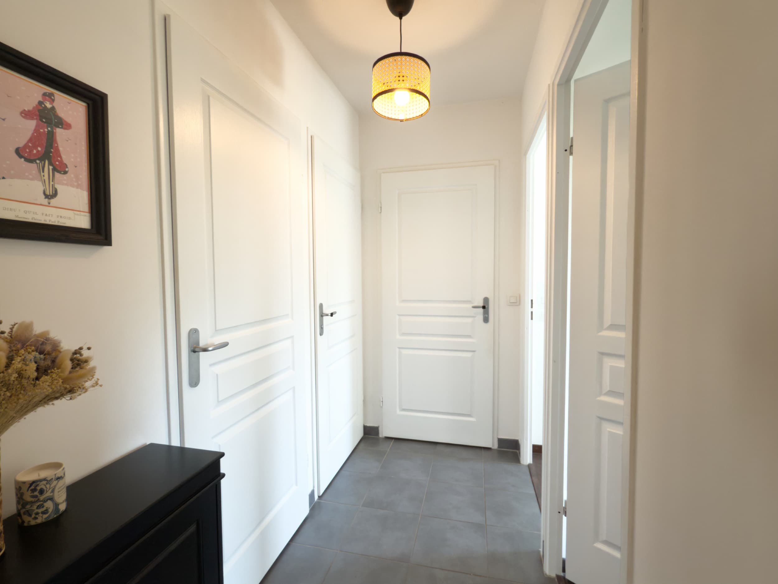 Dégagement central distribuant chambres et salle de bains
