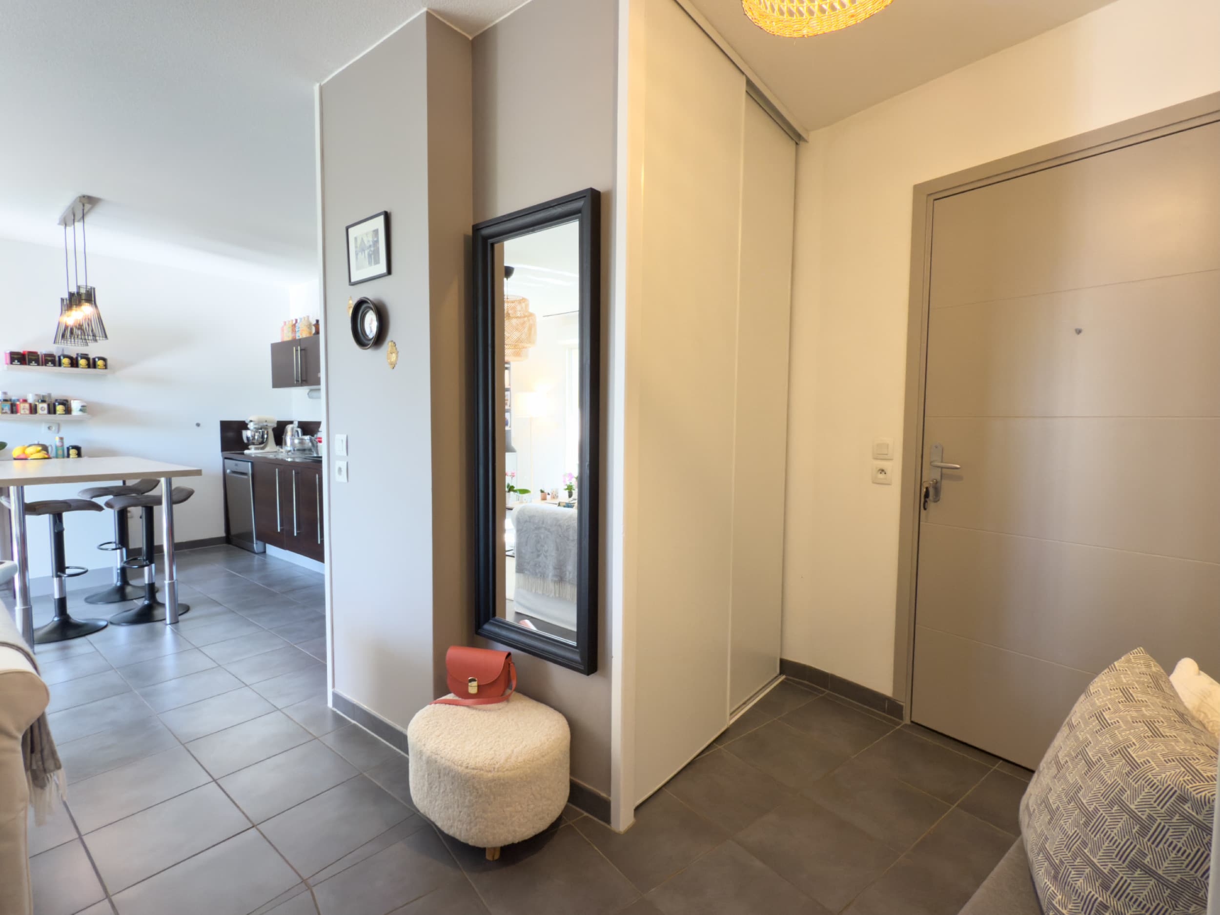 Vue de l'entrée vers la cuisine et le séjour