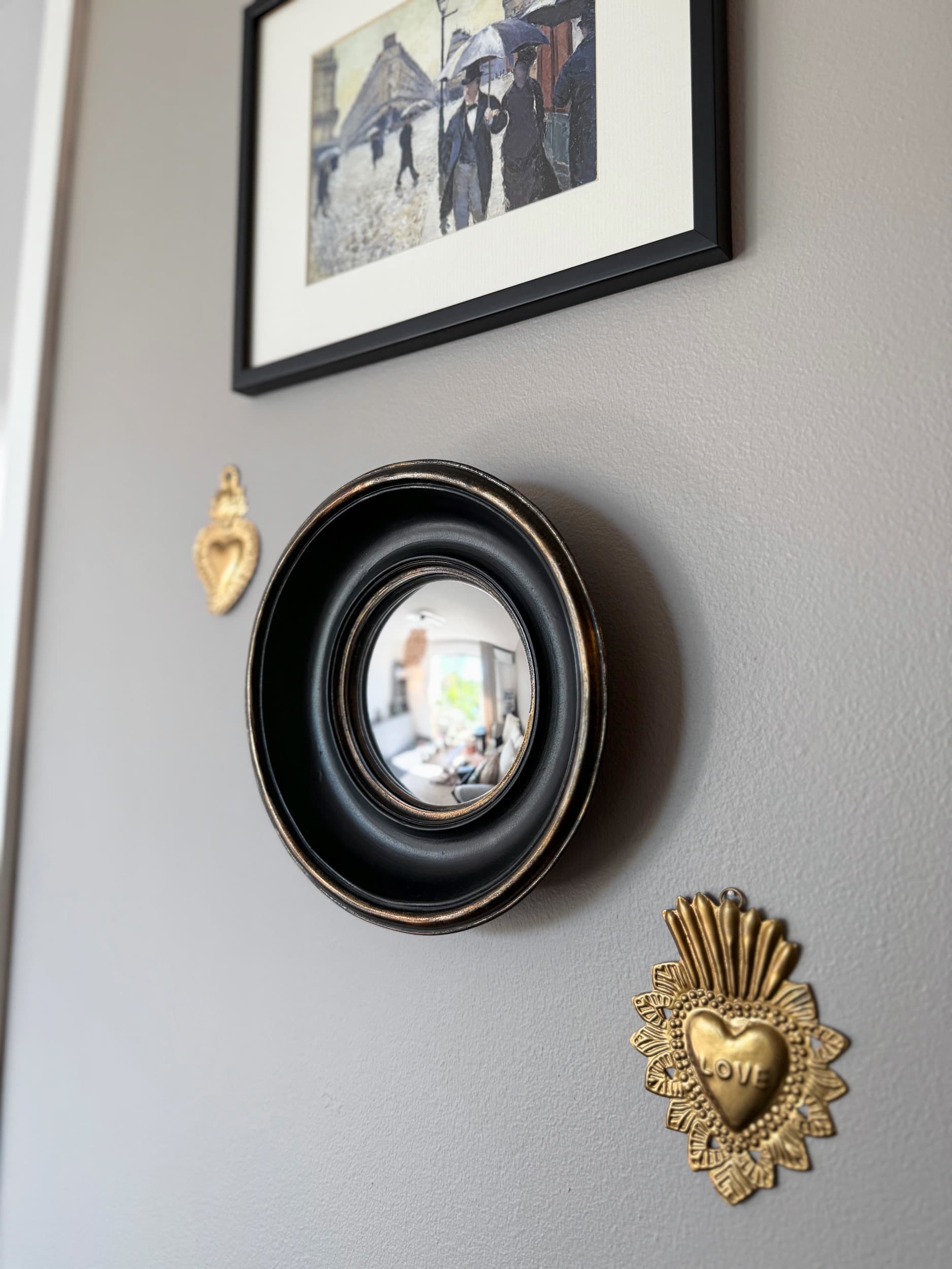 Galerie murale du couloir — miroir convexe et ex-voto dorés
