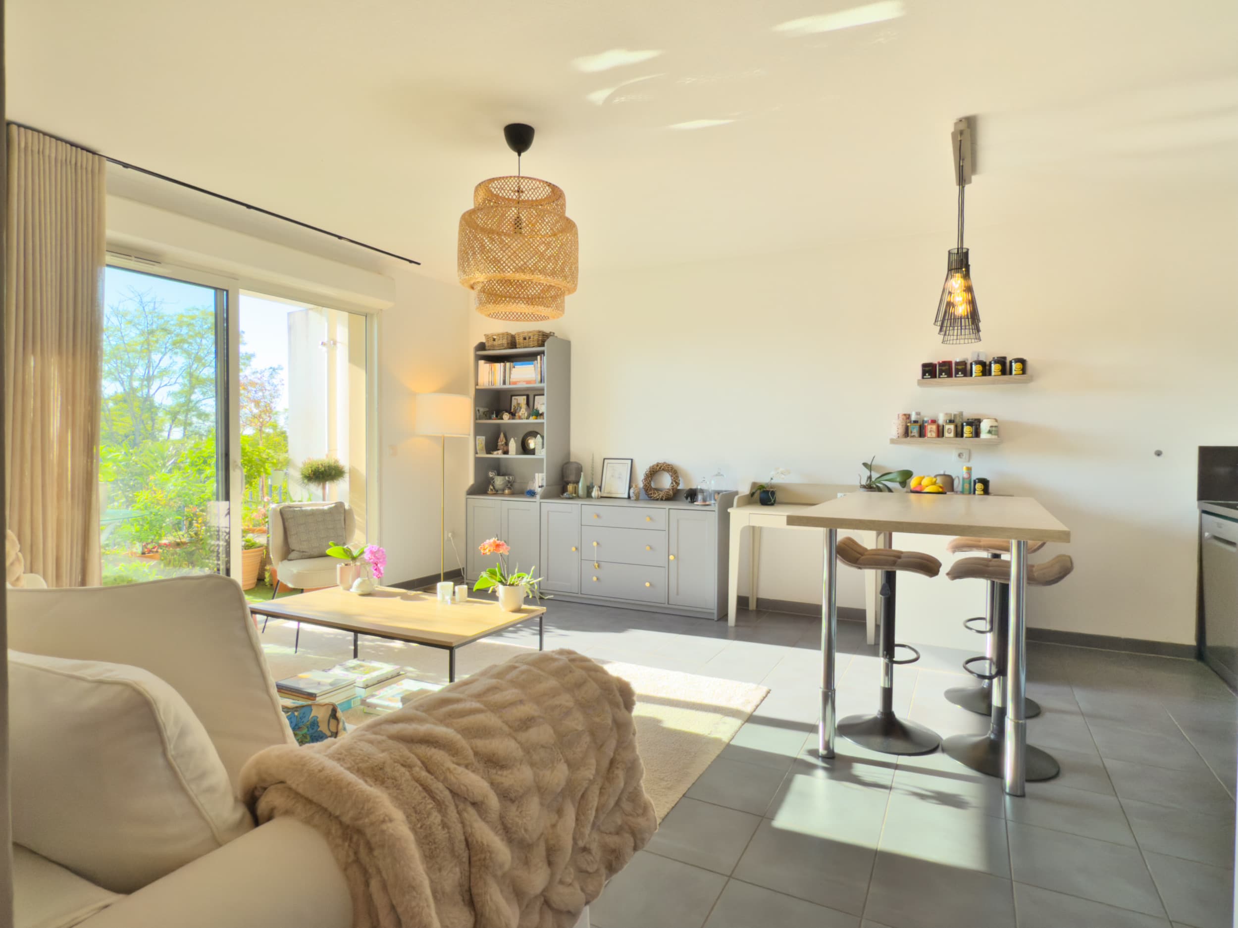 Salon ouvert sur la cuisine