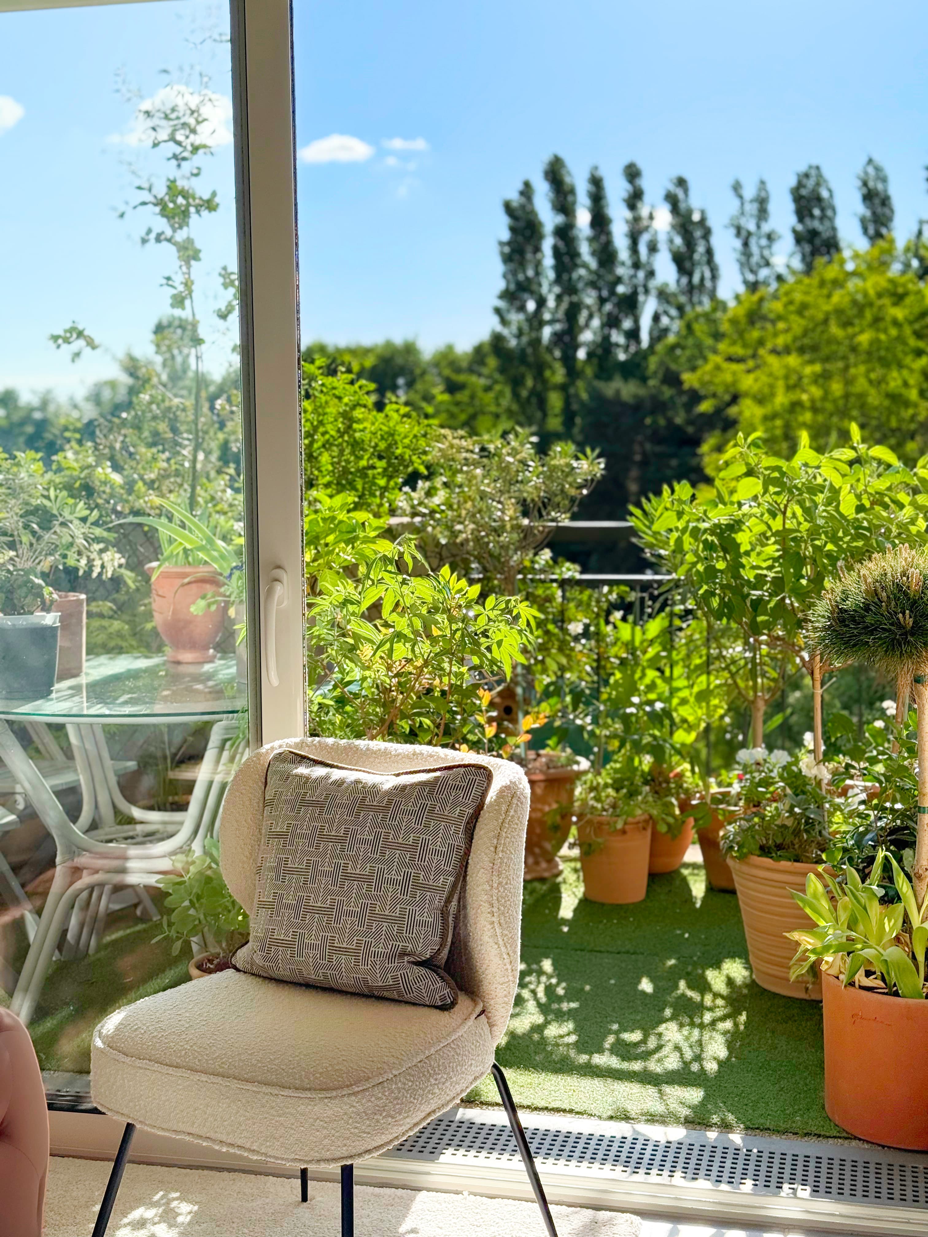 Balcon fleuri en soirée