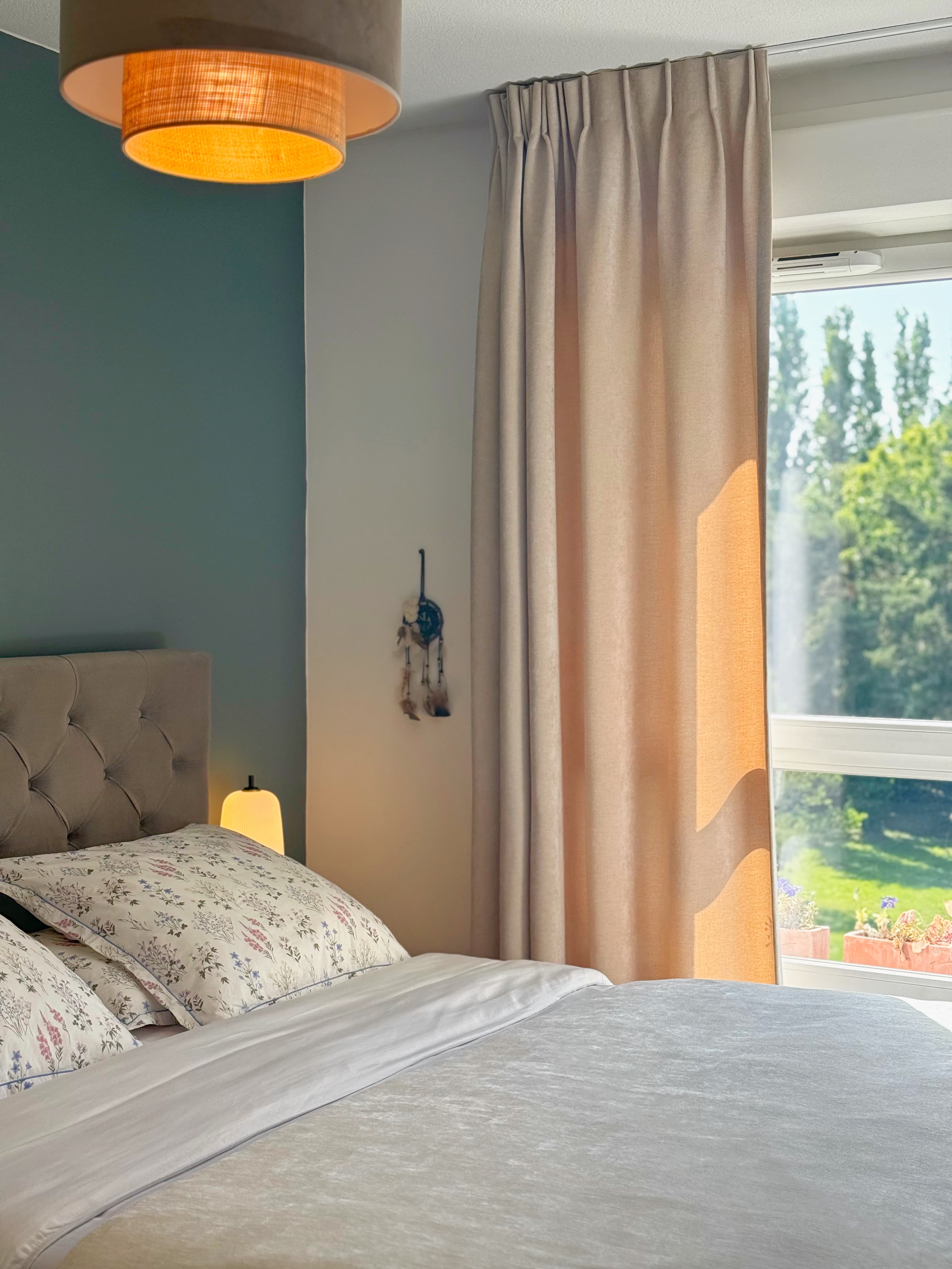 Coin chambre parentale — table de chevet et chevet