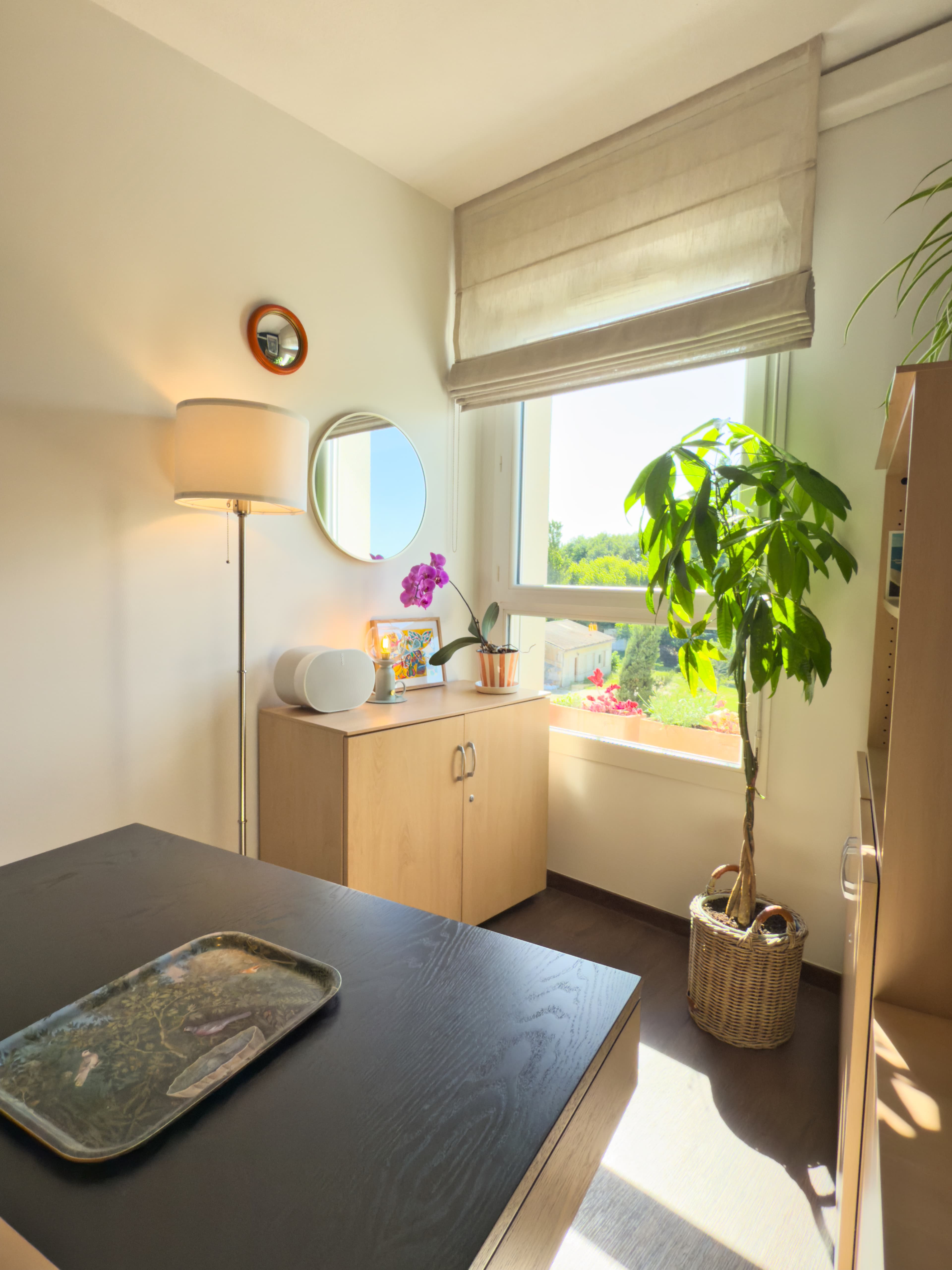 Bureau près de la fenêtre